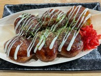 カリっと揚げたたこ焼きとオリジナルソースの相性抜群！