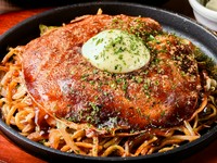 広島風お好み焼き「豚焼」は、もちもちの生地にたっぷりのキャベツと豚肉、麺を絶妙に組み合わせ、特製ソースとマヨネーズが絡みつき、甘辛い味わいを楽しめます。本格的な広島お好み焼きを味わえます。
