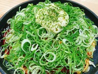 広島風お好み焼き「ねぎ焼」は、もちもちの生地、麺に新鮮なねぎをたっぷりとトッピングした一品です。特製のソースとマヨネーズがねぎの香りと絶妙に結びつき、さっぱりとした味わいを楽しめます。
