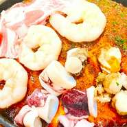 広島風お好み焼き「MIX焼」は、もちもちの生地、麺に豚肉と新鮮な海鮮を絶妙に組み合わせた一品です。特製のソースとマヨネーズが、豚肉の旨味と海の鮮やかさを引き立て、口の中で広がる絶品のバランスを提供します