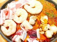 広島風お好み焼き「MIX焼」は、もちもちの生地、麺に豚肉と新鮮な海鮮を絶妙に組み合わせた一品です。特製のソースとマヨネーズが、豚肉の旨味と海の鮮やかさを引き立て、口の中で広がる絶品のバランスを提供します
