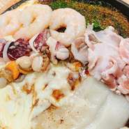 「スペシャル焼」は、もちもちの生地に豚肉と麺、新鮮な海鮮、もちもちの餅、そしてとろけるチーズが絶妙に組み合わさった逸品です。特製のソースとマヨネーズが、豚肉、海鮮、餅、チーズの絶妙な味わいが特徴です