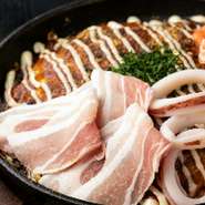 豚肉と海鮮のミックスされた広島風お好み焼き