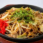 もちもちとした食感が特徴の麺と香ばしいソースが絶妙で、ソース焼きそばの極上味。モチモチの麺は噛むたびに食べごたえがありソースの甘辛さが舌に広がります。野菜や肉、ボリューム満点の一皿に仕上げました。