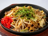 もちもちとした食感が特徴の麺と香ばしいソースが絶妙で、ソース焼きそばの極上味。モチモチの麺は噛むたびに食べごたえがありソースの甘辛さが舌に広がります。野菜や肉、ボリューム満点の一皿に仕上げました。