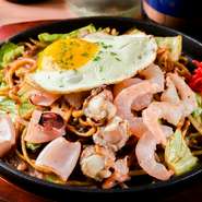 もちもちの麺と新鮮な海鮮が豪華に組み合わさった、海鮮ソース焼きそば。エビ、イカ、ホタテの魚介類がソースと調和し、濃厚な旨味を楽しめます。