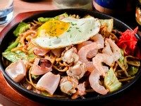 もちもちの麺と新鮮な海鮮が豪華に組み合わさった、海鮮ソース焼きそば。エビ、イカ、ホタテの魚介類がソースと調和し、濃厚な旨味を楽しめます。