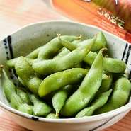 枝豆は茹でて塩を振ったシンプルで美味しい一品です。塩の風味が豆に絶妙に合い、食べるたびにクセになる美味しさが広がります。ビールのおつまみや日本の居酒屋料理です。