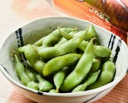 枝豆は茹でて塩を振ったシンプルで美味しい一品です。塩の風味が豆に絶妙に合い、食べるたびにクセになる美味しさが広がります。ビールのおつまみや日本の居酒屋料理です。