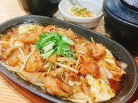国産ホルモン鉄板+ご飯(大盛り無料)+スープ+小鉢
国産の新鮮で高品質なホルモンを贅沢に使用した鉄板焼肉です。新鮮なホルモンは柔らかくジューシーで、鉄板で焼かれると香り高く、旨味豊かな味わいが広がります。