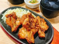 手羽黒胡椒焼+ご飯(大盛り無料)+スープ+小鉢
手羽を香ばしい黒胡椒で味付けし、ジューシーでスパイシーな逸品。風味豊かな胡椒と鶏肉の絶妙な組み合わせで食欲をそそります。