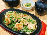 若鶏のねぎ塩鉄板焼+ご飯(大盛り無料)+スープ+小鉢
新鮮な若鶏肉をねぎと塩タレで焼き上げた美味しい一品です。若鶏の肉はジューシーで柔らかく、ねぎと塩タレの風味がしっかりと絡んだ一品。