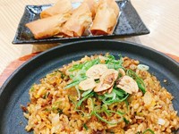 ガーリックチャーハン+揚げ春巻き3本+スープ
ガーリックチャーハンは、香ばしいガーリックと新鮮な野菜が炒められたご飯で、風味が豊かな一品です。揚げ春巻きは、サクサクとした衣で包まれた一品。
