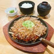 関西豚玉+ご飯（大盛り無料）+スープ+小鉢
「豚玉」は、ふんわりとした生地にたっぷりのキャベツと豚肉を絶妙なバランスで組み合わせたお好み焼きで、特製のソースとマヨネーズで仕上げております。
