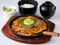 広島風 豚お好み焼+ご飯(大盛り無料)+スープ+小鉢
「豚焼き」は、もちもちの生地にたっぷりのキャベツと豚肉、麺を絶妙に組み合わせたお好み焼で、特製ソースとマヨネーズが自慢の一品。本格的な広島お好み焼を。
