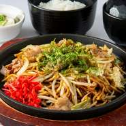 焼きそば+ご飯（大盛り無料）+スープ+小鉢
もちもちとした食感が特徴の麺と香ばしいソースが好評のソース焼きそば。モチモチの麺は噛むたびに食べごたえがあり、野菜や肉、ボリューム満点の一皿に仕上げました。