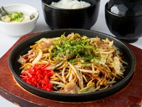 焼きそば+ご飯(大盛り無料)+スープ+小鉢
もちもちとした食感が特徴の麺と香ばしいソースが好評のソース焼きそば。モチモチの麺は噛むたびに食べごたえがあり、野菜や肉、ボリューム満点の一皿に仕上げました。