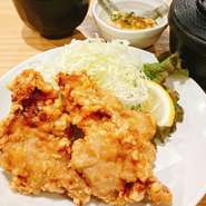 若鶏のから揚げ（４個）+ご飯（大盛り無料）+スープ+小鉢
ジューシーで香ばしい店仕込みのからあげは、食欲をそそります。外はカリッと揚げられ、中はしっとりとした肉質が絶妙なバランスの唐揚げです。