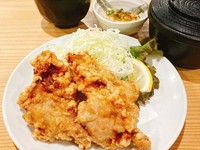 若鶏のから揚げ(4個)+ご飯(大盛り無料)+スープ+小鉢
ジューシーで香ばしい店仕込みのからあげは、食欲をそそります。外はカリッと揚げられ、中はしっとりとした肉質が絶妙なバランスの唐揚げです。