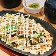 ねぎバラマヨネーズ+ご飯（大盛り無料）+スープ+小鉢
新鮮なねぎと豚ばら肉が、特製のオリジナル醤油で絶妙に炒められ、まろやかな風味と食べごたえを楽しませてくれます。