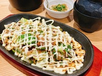 ねぎバラマヨネーズ+ご飯(大盛り無料)+スープ+小鉢
新鮮なねぎと豚ばら肉が、特製のオリジナル醤油で絶妙に炒められ、まろやかな風味と食べごたえを楽しませてくれます。