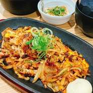 キムチバラとじ+ご飯（大盛り無料）+スープ+小鉢
豚ばら肉の旨味とキムチのピリ辛さが、卵とじのなめらかな食感で、豚ばら肉はジューシーで、キムチの酸味と辛さが食欲をそそります。ご飯との相性が抜群です。