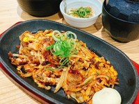 キムチバラとじ+ご飯(大盛り無料)+スープ+小鉢
豚ばら肉の旨味とキムチのピリ辛さが、卵とじのなめらかな食感で、豚ばら肉はジューシーで、キムチの酸味と辛さが食欲をそそります。ご飯との相性が抜群です。