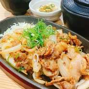 豚スタミナ+ご飯（大盛り無料）+スープ+小鉢
スタミナ焼肉だれは、にんにくや生姜、醤油、みりんなどが絶妙に組み合わさり、濃厚で風味豊かな味わいです。豚ばらの美味しさと風味を楽しむことができます。
