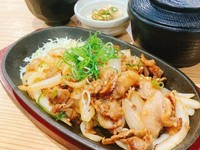 豚スタミナ+ご飯(大盛り無料)+スープ+小鉢
スタミナ焼肉だれは、にんにくや生姜、醤油、みりんなどが絶妙に組み合わさり、濃厚で風味豊かな味わいです。豚ばらの美味しさと風味を楽しむことができます。