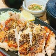 鶏ももの黒胡椒焼+ご飯（大盛り無料）+スープ+小鉢
鶏もも肉に黒胡椒がたっぷり効いた絶品料理。鶏もも肉は焼かれることで香ばしさが引き立ち、黒胡椒の風味が肉と調和します。一口食べるたびに食欲をそそられます。