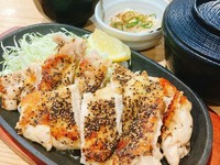 鶏ももの黒胡椒焼+ご飯(大盛り無料)+スープ+小鉢
鶏もも肉に黒胡椒がたっぷり効いた絶品料理。鶏もも肉は焼かれることで香ばしさが引き立ち、黒胡椒の風味が肉と調和します。一口食べるたびに食欲をそそられます。