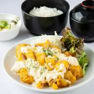 宮崎チキン南蛮+ご飯（大盛り無料）+スープ+小鉢
自家製のタルタルソースで絶妙に調理された一品。チキンはジューシーで柔らかく、タルタルソースはクリーミーで酸味が効いており、絶妙な調和を生み出しています。