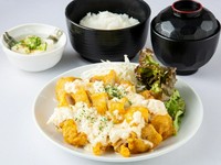 宮崎チキン南蛮+ご飯(大盛り無料)+スープ+小鉢
自家製のタルタルソースで絶妙に調理された一品。チキンはジューシーで柔らかく、タルタルソースはクリーミーで酸味が効いており、絶妙な調和を生み出しています。
