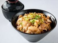 ジューシーな豚肉を特製のタレで炒め、ニンニクや玉葱の旨味を吸い込み豚肉の柔らかさと香ばしい風味、タレの深いコクがご飯と絶妙に絡みピリッと辛さが効いたアクセントが食べ応えを増します。