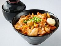 キムチバラとじ丼は、ジューシーな豚バラ肉をキムチと一緒にとじた、ピリ辛で旨味たっぷりの丼です。豚バラ肉のコクとキムチの酸味が絶妙に絡み合い、アクセントとなる唐辛子やの香りが食欲をそそります。