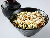 ジューシーな豚バラ肉を香ばしく焼き上げ、たっぷりのねぎとマヨネーズで仕上げた一品です。豚バラ肉の旨味とねぎのシャキシャキ感が絶妙にマッチし、まろやかなマヨネーズが全体の味を引き立てます。