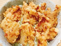 ジューシーで香ばしい若鶏のからあげ丼は、食欲をそそります。外はカリッと揚げられ、中はしっとりとした肉質が絶妙なバランス。一口噛むたびにジューシーさが広がり、旨味が口いっぱいに広がります。