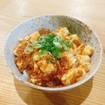 麻婆豆腐丼は、ピリッと辛くて香り豊かな本格麻婆豆腐が主役の定食です。豆腐の滑らかな食感と、ひき肉の旨味、スパイスの効いた濃厚な麻婆ソースが絶妙に絡み合い、食欲をそそる一品です。
