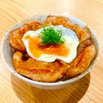 柔らかい豚肉を甘辛い照り焼きソースで焼き上げ、ふわっとした目玉焼きをのせた一品です。豚肉のジューシーさと照り焼きソースの深い味わいが絶妙に絡み、目玉焼きのまろやかな黄身が全体の味を引き立てます。