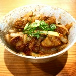 国産ホルモンを特製ダレで焼き上げ、香ばしく仕上げた一品です。ホルモンのジューシーさと、コク深いタレが絡み、食欲をそそります。ピリ辛のアクセントとともに、ガーリックやスパイスが効いた一品。