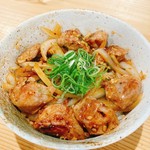 柔らかくジューシーなハラミ肉を特製のスタミナタレで焼き上げた贅沢な一品です。濃厚でコクのあるタレが肉にしっかりと絡み、香ばしい風味とともに食欲をそそります。