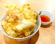 鶏天丼のための天つゆは、風味豊かなだしのベースに、程よい甘さとまろやかさが特長です。濃厚な味わいと、素材の旨味を引き立てるために、厳選した調味料を使用しています。