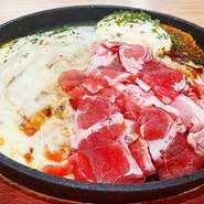 広島風お好み焼き「豚チーズ焼」は、もちもちの生地に豚肉、麺ととろけるチーズをたっぷりとトッピングした贅沢な一品です。特製ソースとマヨネーズが絶妙なハーモニーを奏で、甘辛くてコクのある味わいが楽しめます