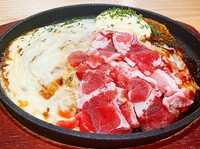 広島風お好み焼き「豚チーズ焼」は、もちもちの生地に豚肉、麺ととろけるチーズをたっぷりとトッピングした贅沢な一品です。特製ソースとマヨネーズが絶妙なハーモニーを奏で、甘辛くてコクのある味わいが楽しめます