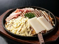 広島風お好み焼きに餅、チーズのたっぷり入ったお好み焼き