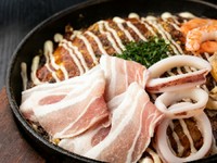 豚肉と海鮮のミックスされた広島風お好み焼き