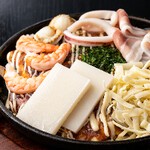 海鮮、豚、餅、チーズの入ったボリューム満点の広島風お好み焼き