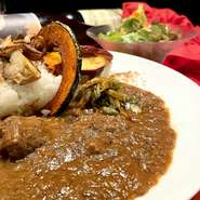 芯タンで使っている牛タンを惜しみなく使ったカレーのランチ

カレー1皿 サラダ+スープ+香の物+ドリンク 
