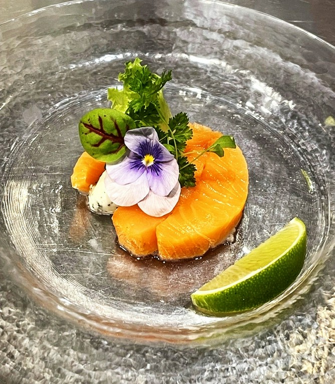 自家製とろけるスモークサーモン