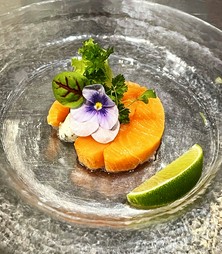 自家製とろけるスモークサーモン